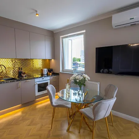 Aparti Goldnwhite Galaxy Apartment *